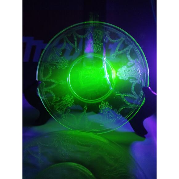 Uranium Glass Plates 2 Ultra Rare Victorian Flower Sailor Wheel Like Design Glow - Picture 3 of 8